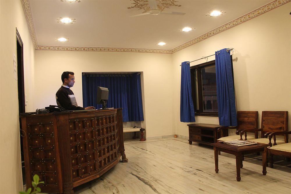 אודייפור Hotel Royal Pratap Niwas מראה חיצוני תמונה