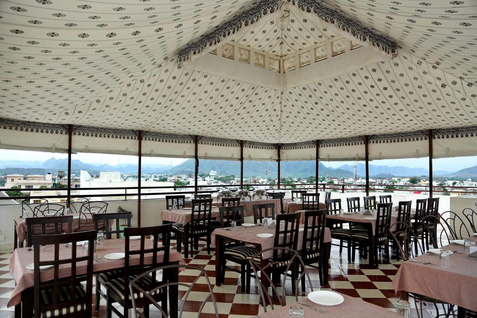 אודייפור Hotel Royal Pratap Niwas מראה חיצוני תמונה