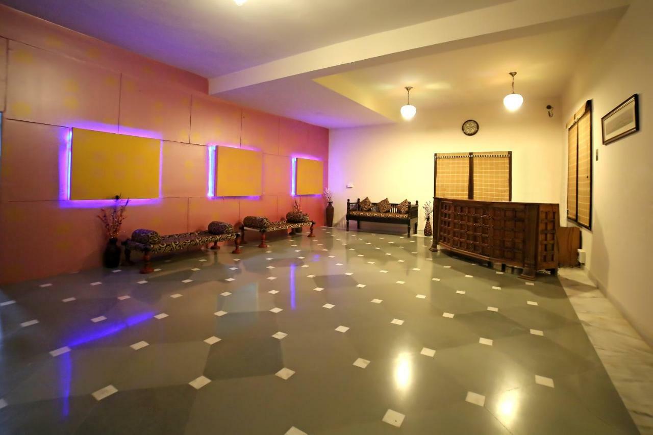 אודייפור Hotel Royal Pratap Niwas מראה חיצוני תמונה