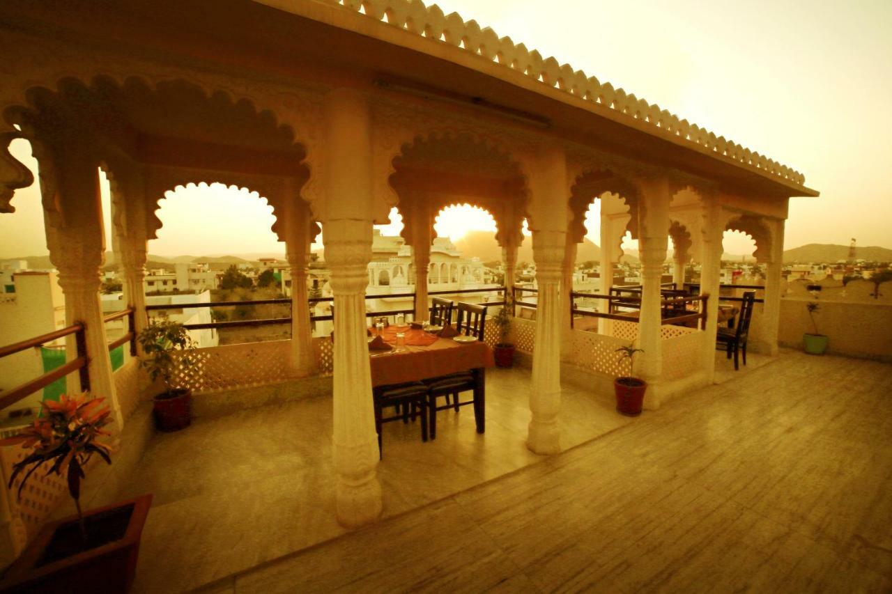 אודייפור Hotel Royal Pratap Niwas מראה חיצוני תמונה
