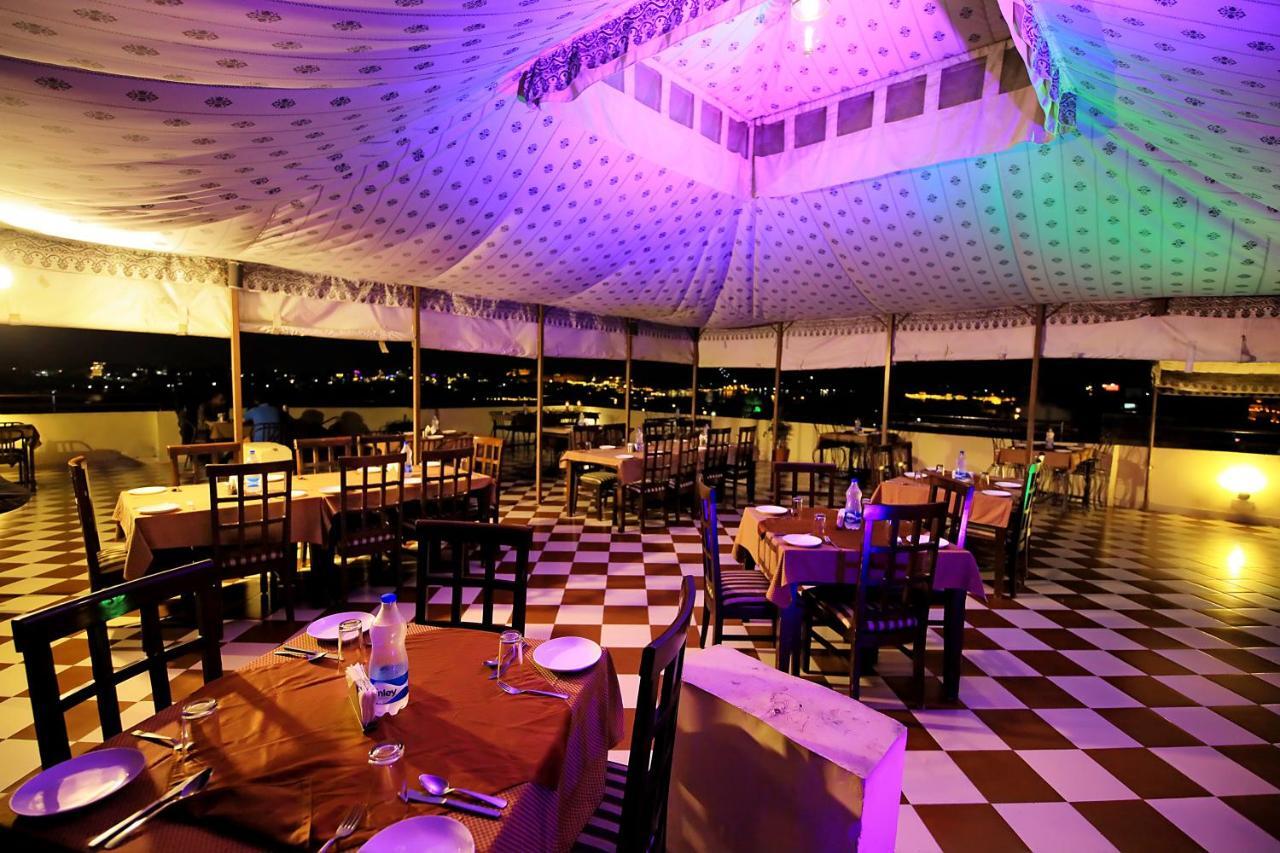 אודייפור Hotel Royal Pratap Niwas מראה חיצוני תמונה